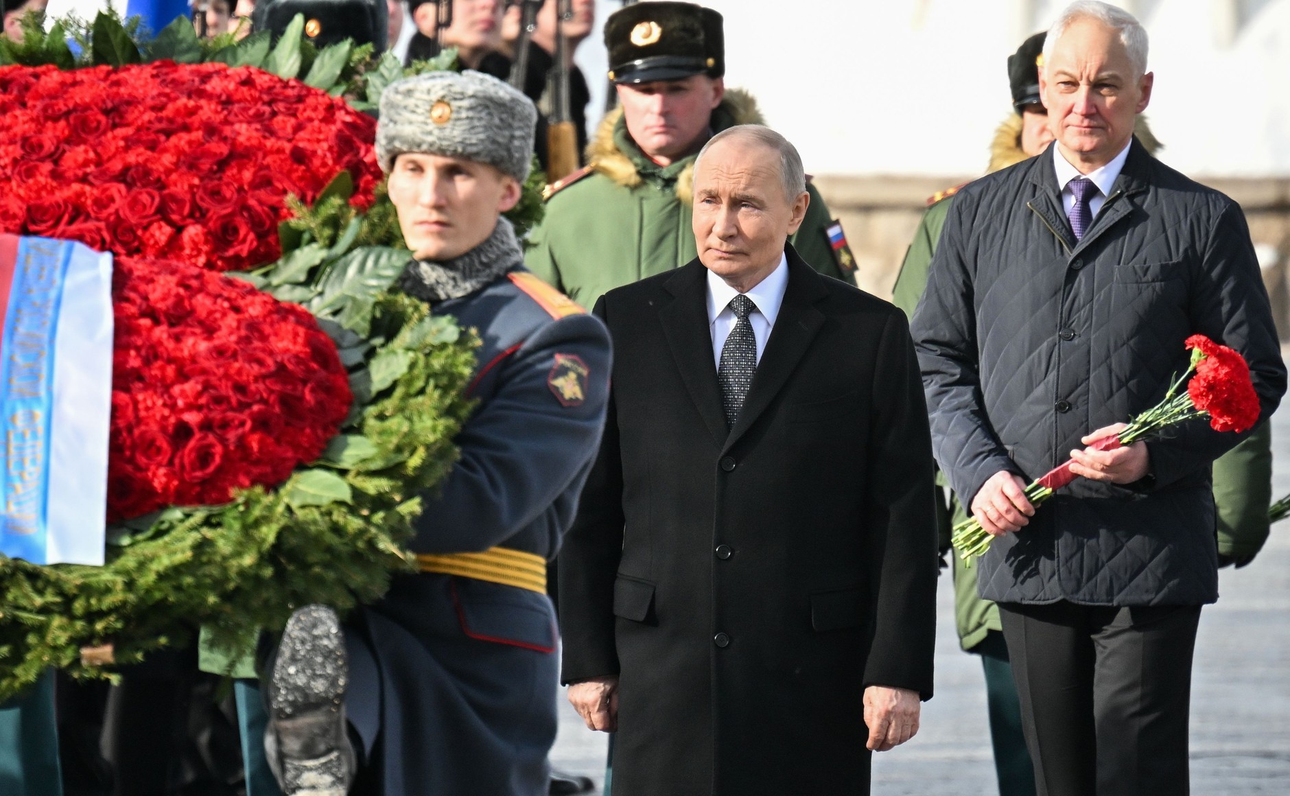 瓦洛佳小朋友  向无名烈士墓敬献花圈祖国保卫者日之际，弗拉基米尔·普京在亚历山大