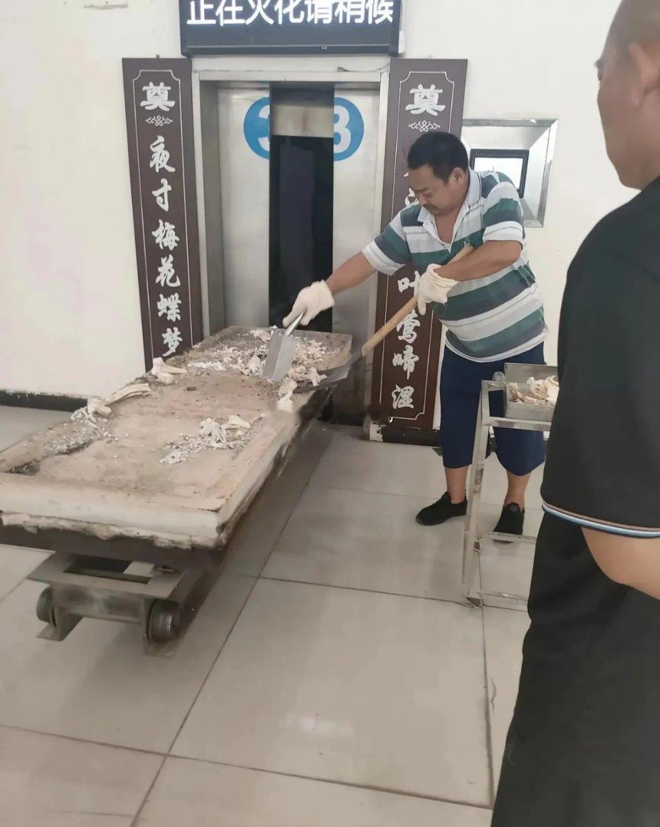 大开眼界，第一次见尸体火化炉出来这画面！师傅说骨头不一定都会烧成灰，很多时候是骨
