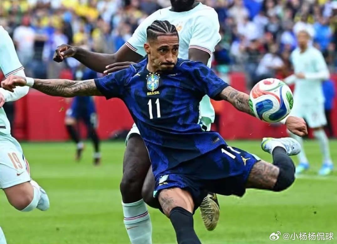 巴西1比2法国球员伤退！TNT曝光拉菲尼亚半场换下伤病细节凌晨足坛焦点巴法友谊对