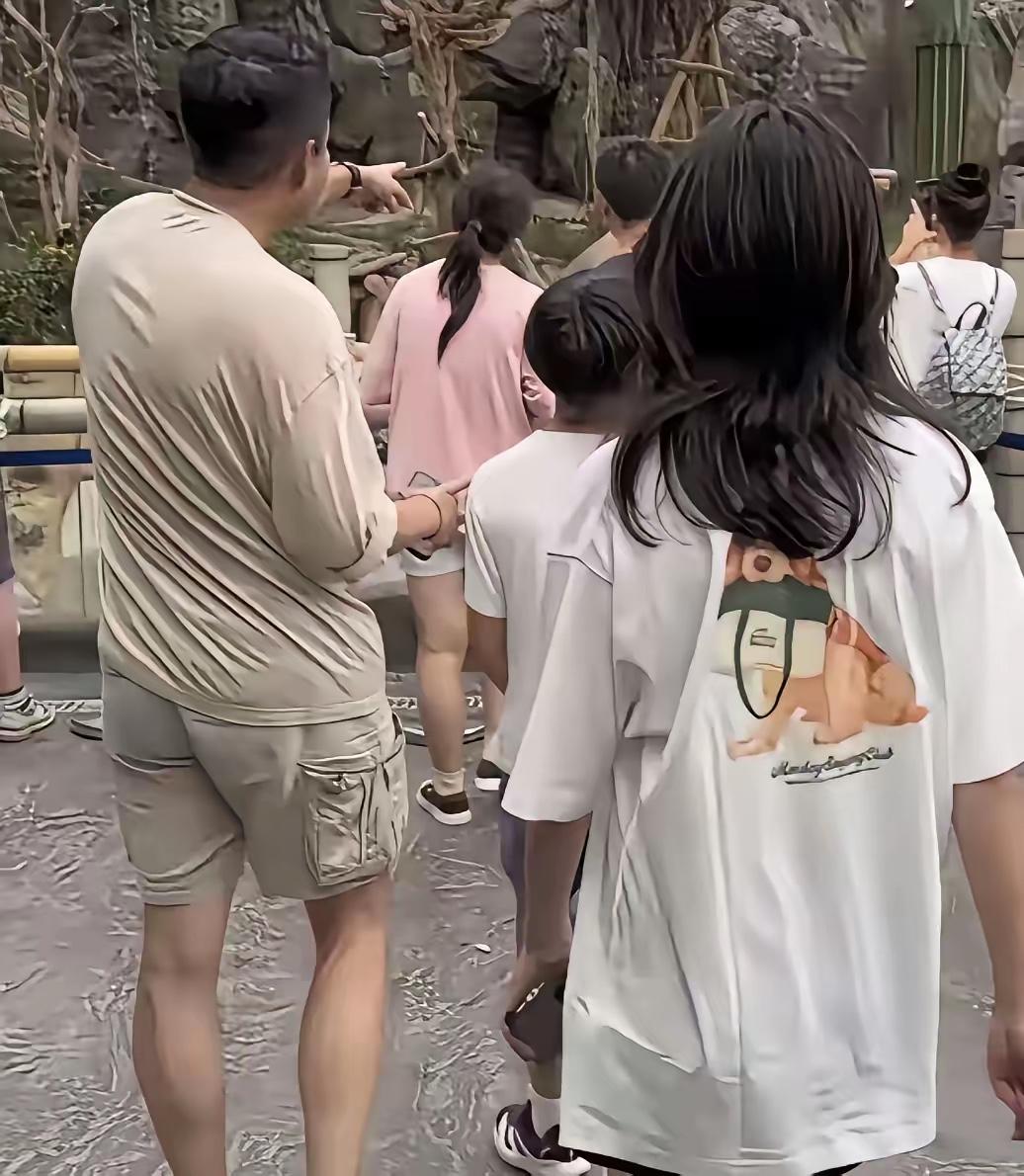 小菲每次是在晒孩子的路上吗？为了直播流量，总之，说法太多了，他自己也是想双赢吧！