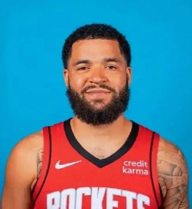 火箭后卫在麦克风前把杜兰特的名字念得比三分球还准，他想要的是把火箭从“摆烂队”直