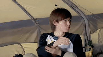 关晓彤的眼神真的伤感！她和鹿晗断的应该很痛吧？！女生被一段感情伤得很深，分手后就