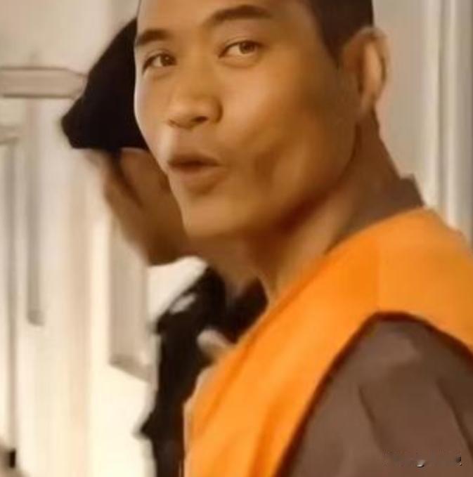 2005年，一青年男子笑着走进刑场，对着母亲和妻子说：我走了。待审判官正要抬手行