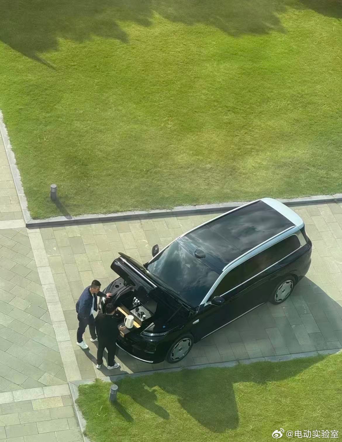 早上“疯传”的一组图，之前一直保持神秘的零跑D19前备箱就这样水灵灵地曝光了..