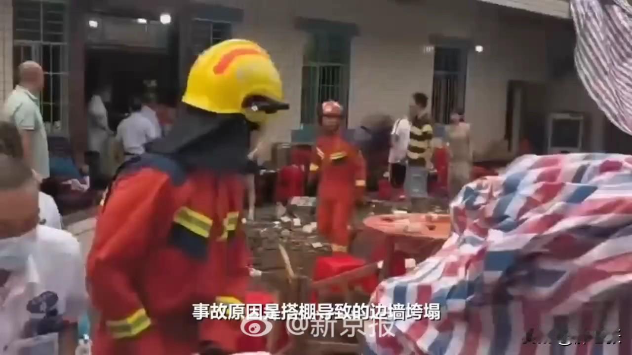 原本应该是喜乐热闹的吃席，结果一场意外瞬间悲剧了！

大家看昨天四川宜宾的升学宴
