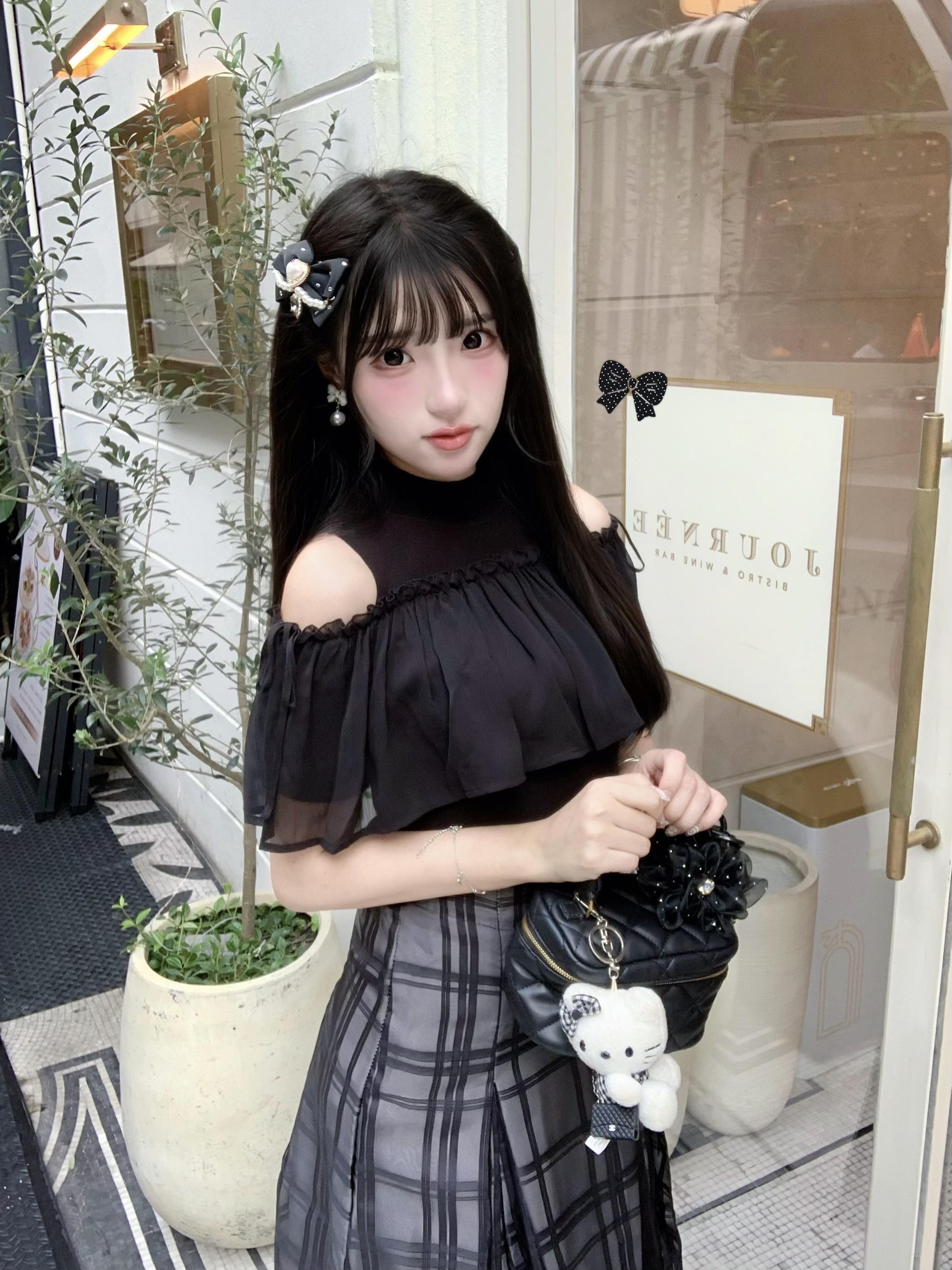 樱花妹都这么会穿的吗…露肩上衣就素日常又美丽