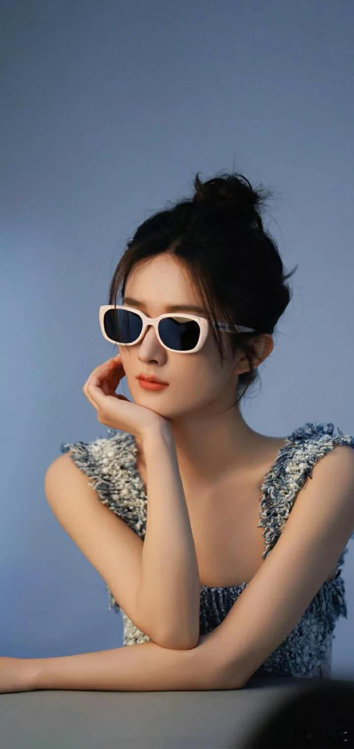 黑发美女佩戴超大墨镜，优雅迷人，时尚感爆棚！🕶️💃🏻