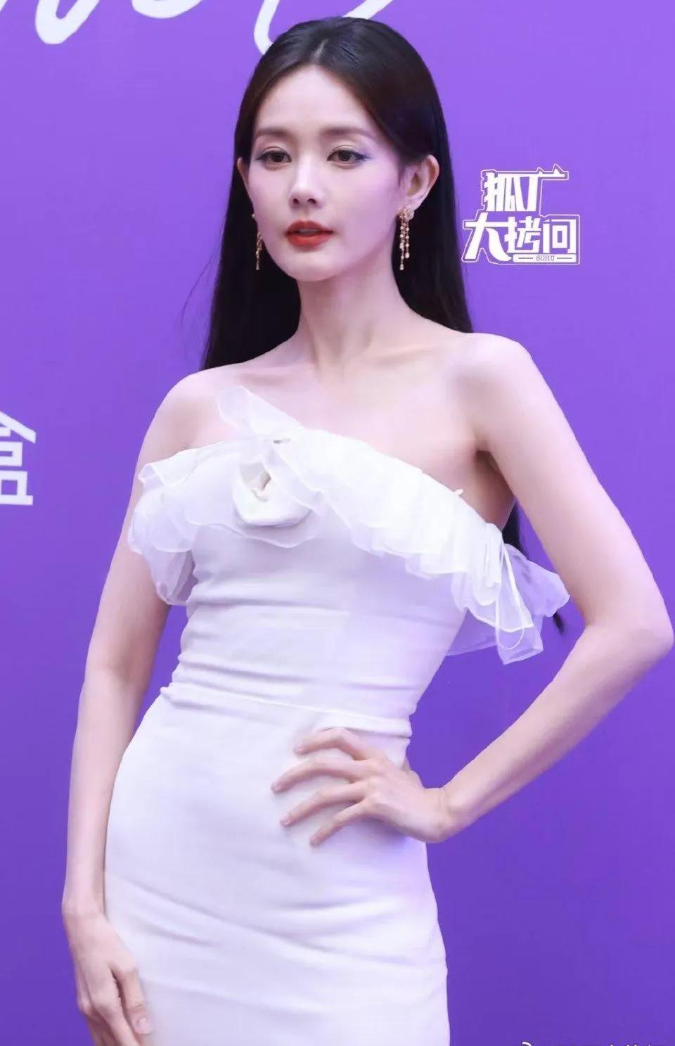 李一桐线下活动生图这颜值太抗打了吧，低胸白裙又美又欲，不愧内娱天花板身材。
