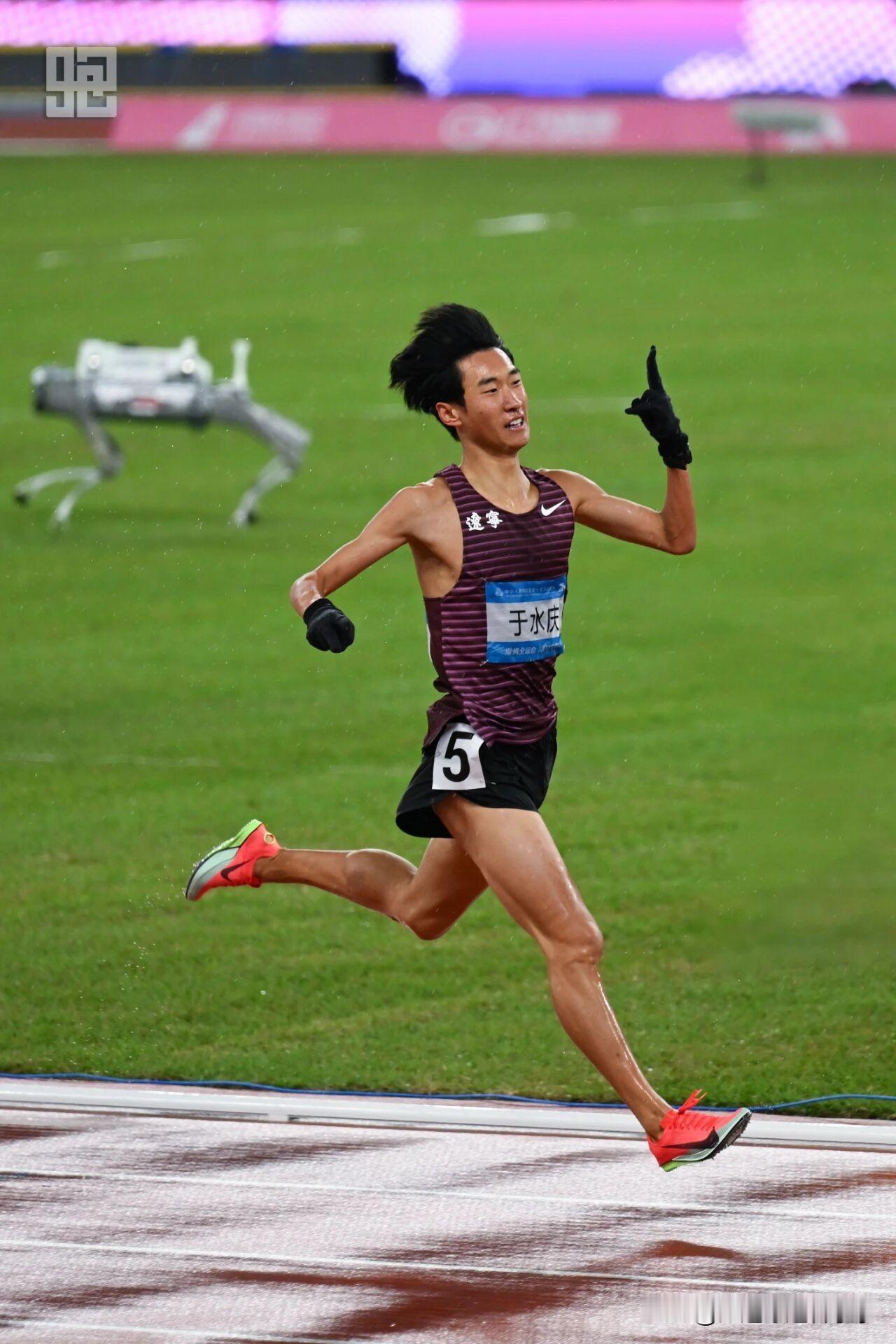 于水庆是真强，男子半马国家纪录保持者19岁的于水庆在刚刚结束的全运会男子5000