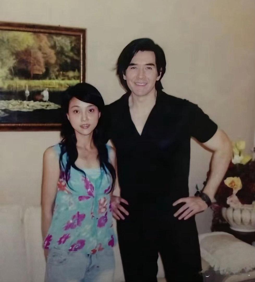 彼时已是五十岁的费翔，依旧俊朗不凡，风采丝毫不减。 