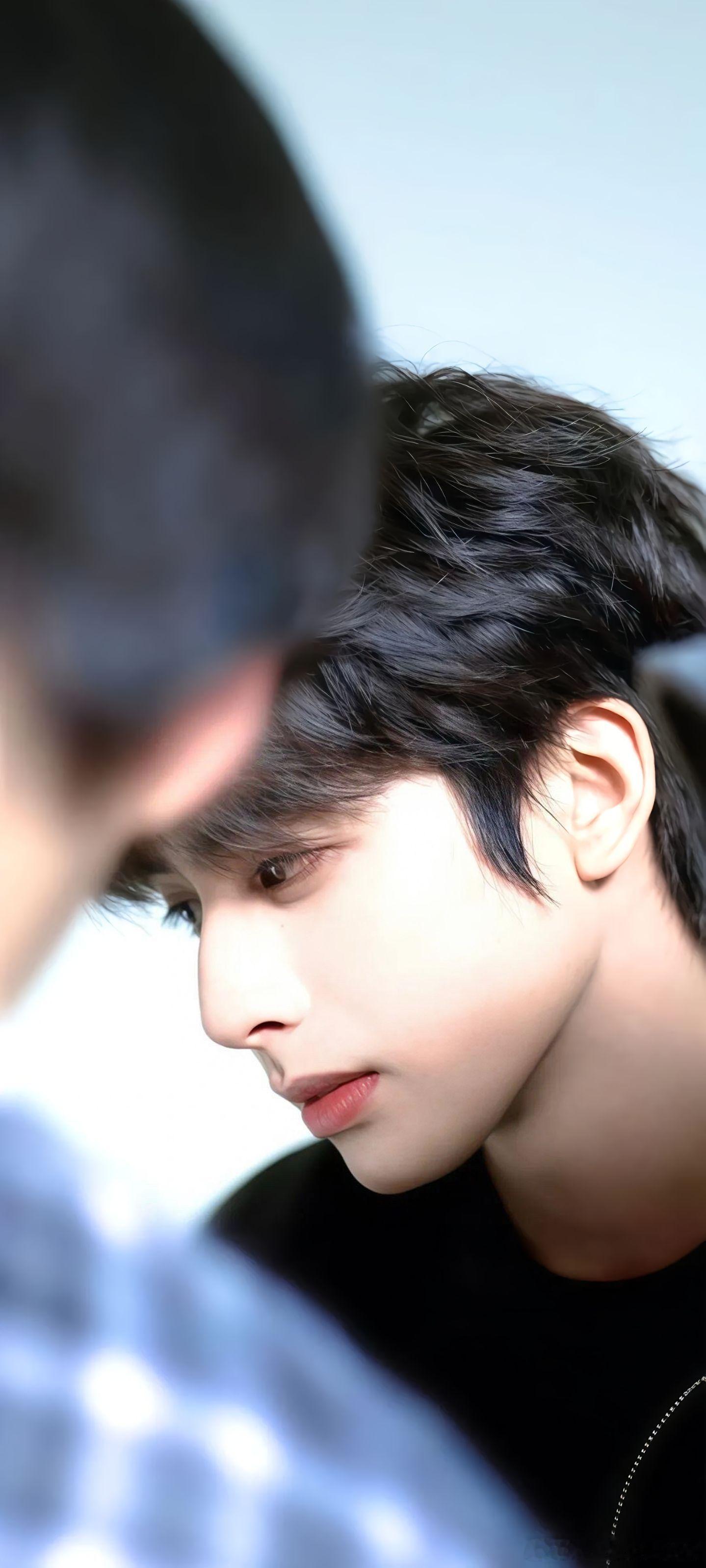 宋威龙 内娱现偶天花板非宋威龙莫属！建模级骨相搭配宽肩窄腰，西装杀禁欲感拉满，2