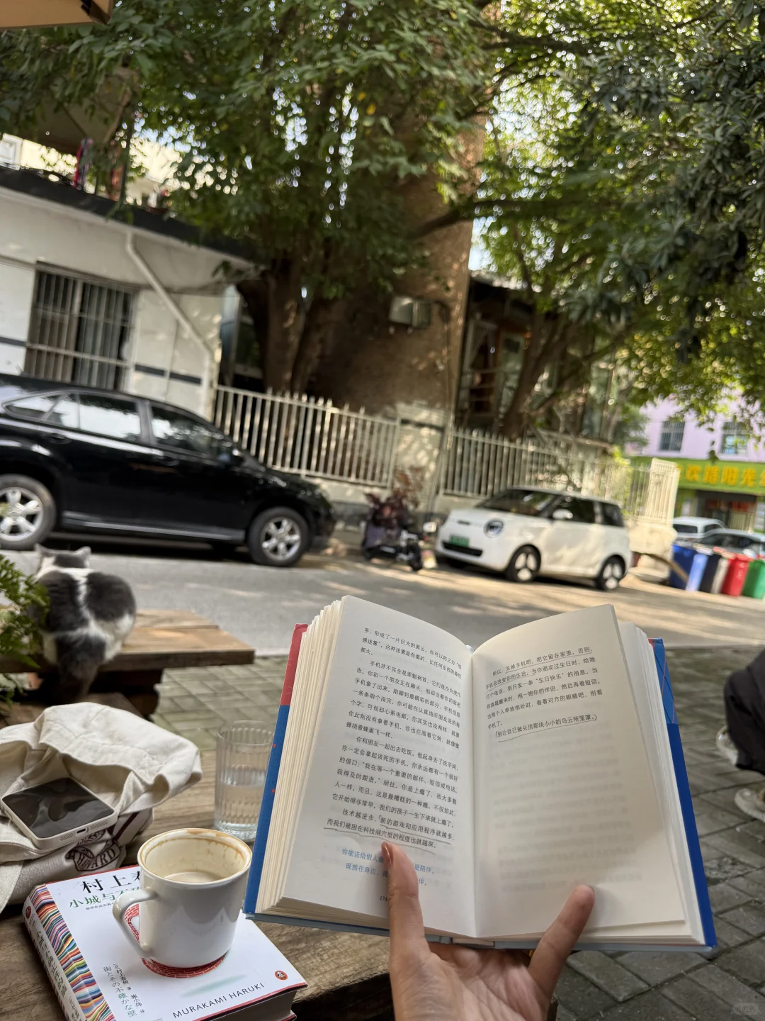 早起的幸福感来自于街角的阳光与咖啡。