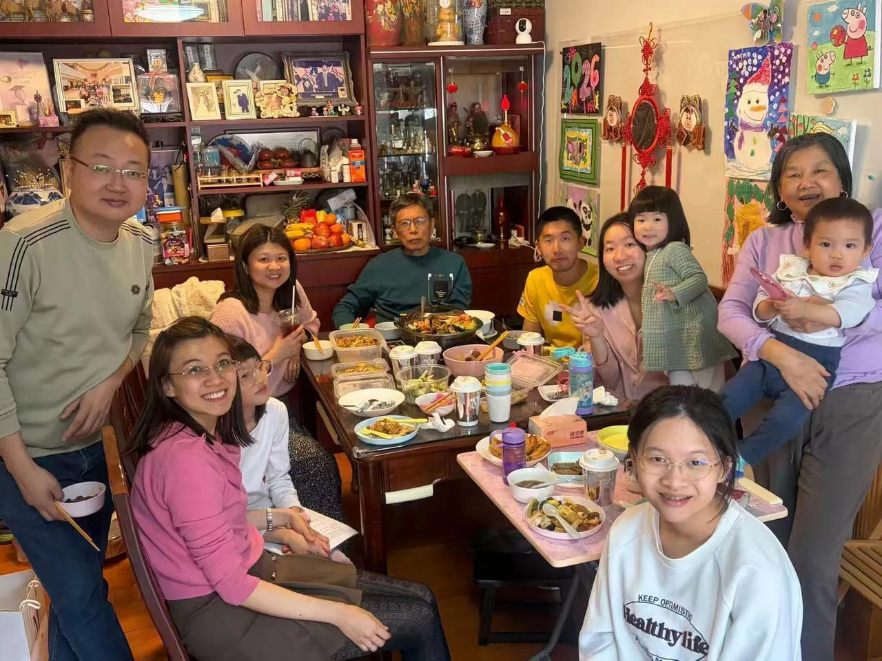 初二团聚迎新年，“成”字少撇缺憾美[呲牙]。（日常闲置春节抱佛脚，女儿赠父字）