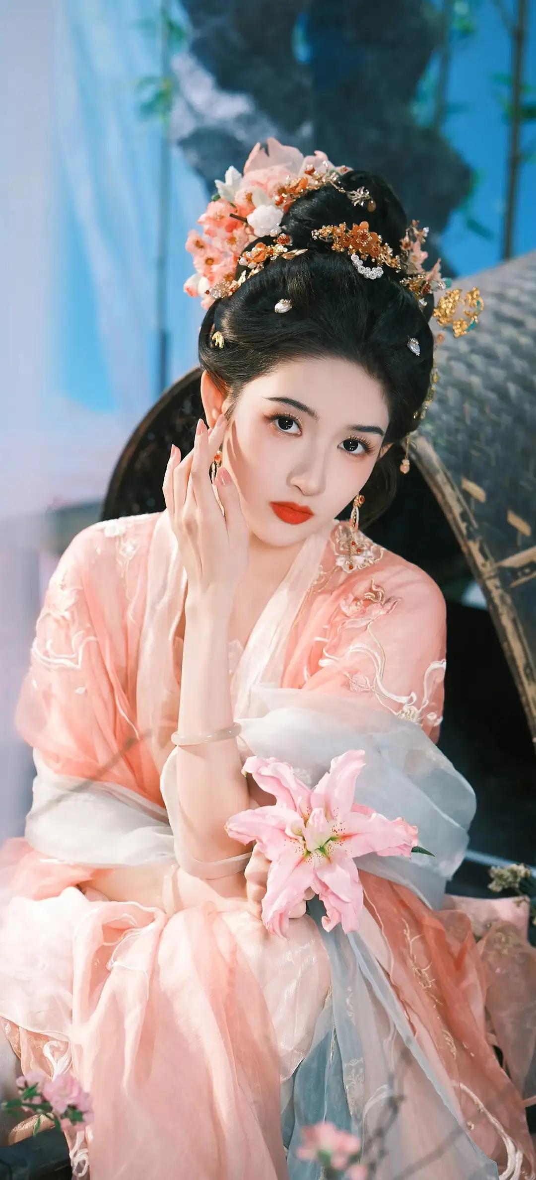 王玉雯，粉裙曳水，簪花映容，一颦一笑皆是东方古韵。
汉服之美，在一针一线的精致，