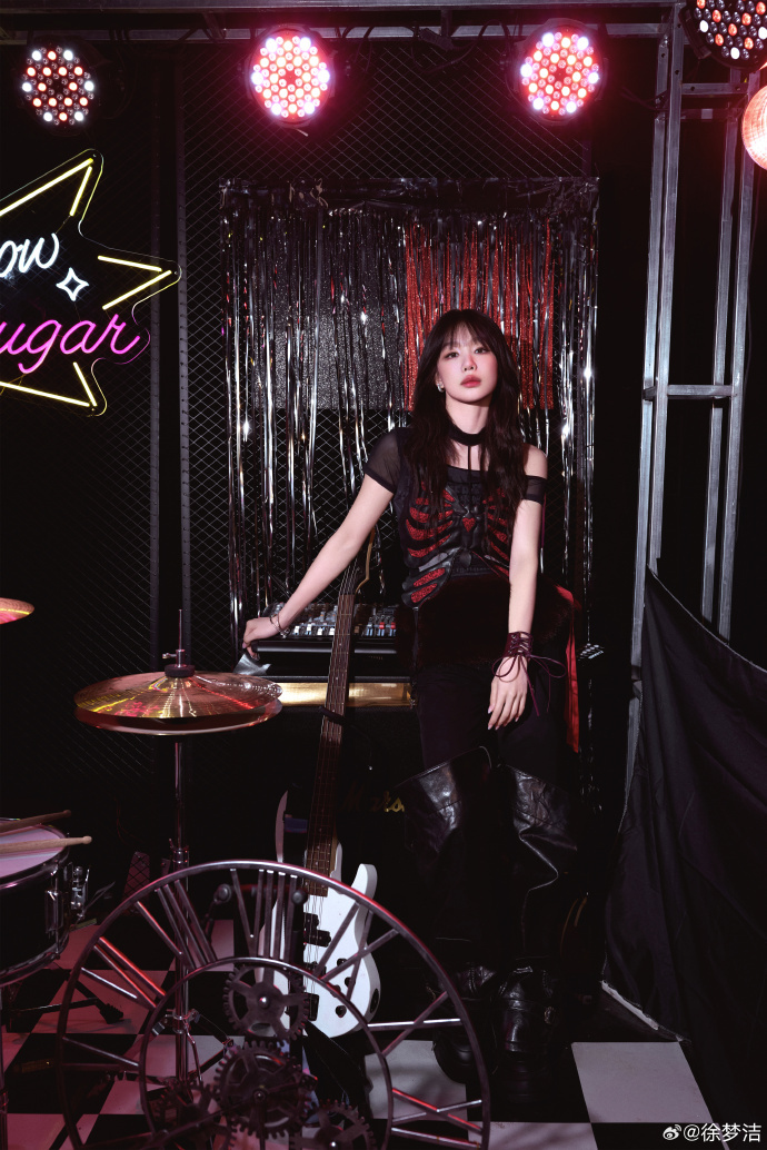 谁懂这种极致的反差感啊！平时软乎乎的小彩虹，一上舞台直接气场全开，又甜又野，这才