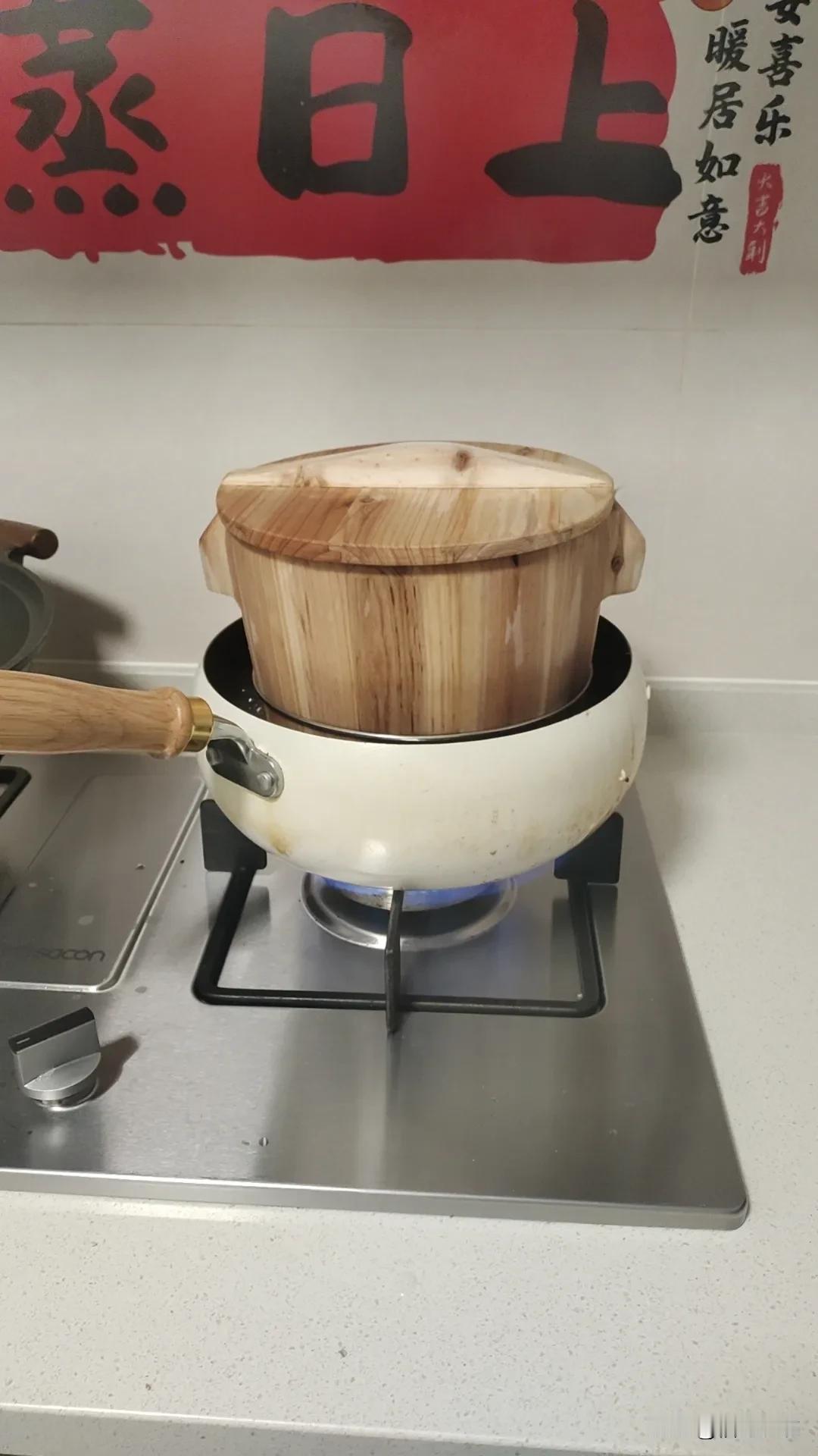 第1次做木桶饭挺省事的。

首先是不用洗米，把米直接放进锅里，吃多少放多少。水和