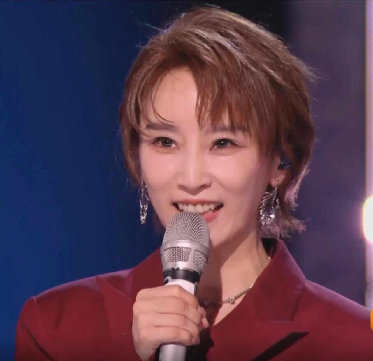 谢楠就是一个很真诚的姐姐啊。
我向来对“咖位”“地位”这类词心存抵触。不喜欢它们