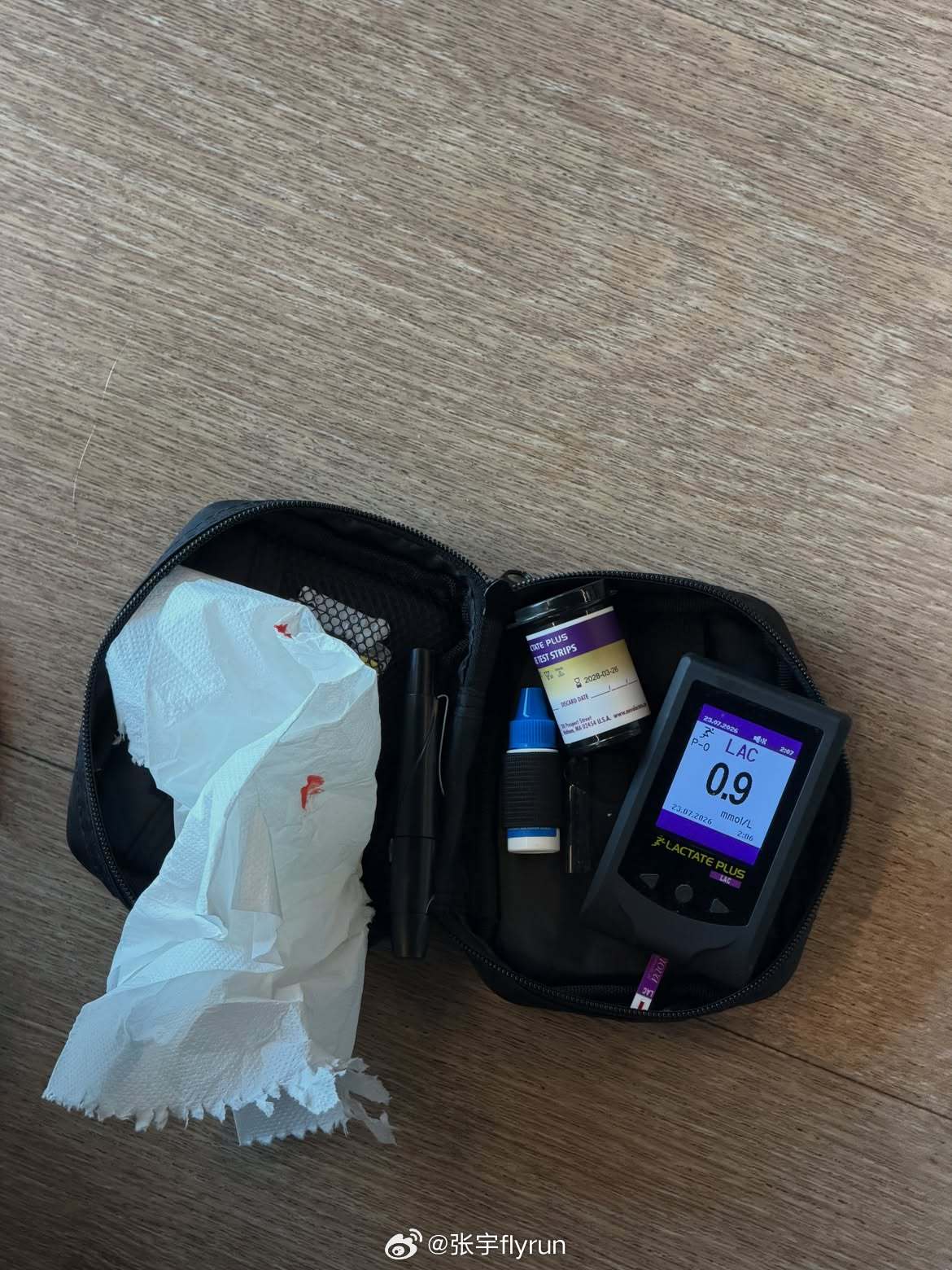 奥地利阿尔卑斯山拉姆绍达赫斯坦小镇的跑者奥地利阿尔卑斯山跑者日常跑步