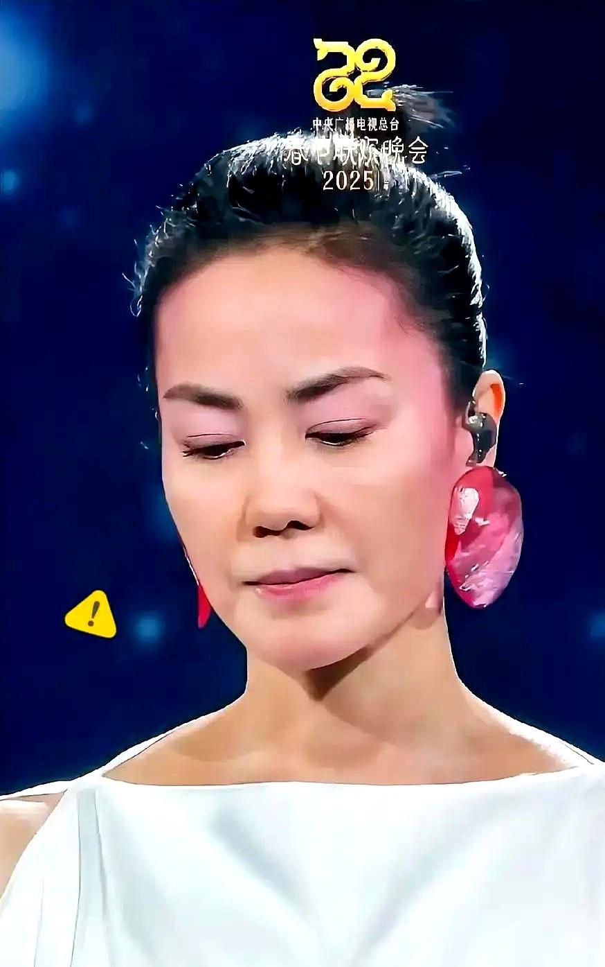 春晚王菲唱ZAZASU，死活不改歌词，这事儿你琢磨过没？
别人巴不得逢迎春晚改动