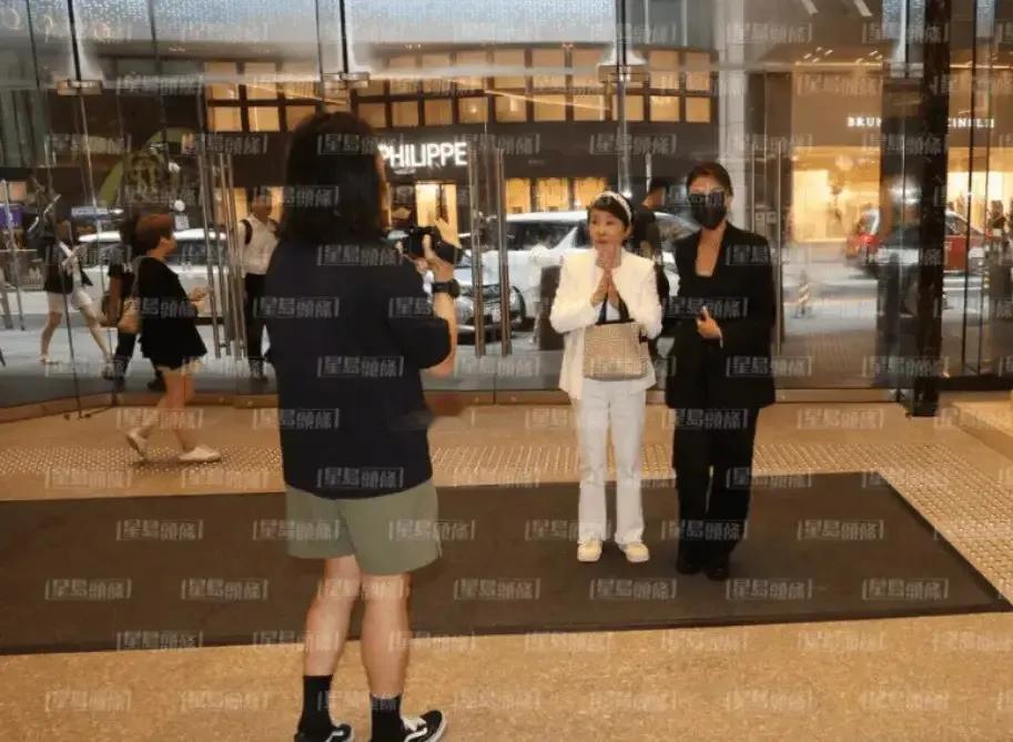 狄波拉的教养应当是刻在骨子里的，谢贤去世了，媒体跑过去采访她，她还是双手合十表达