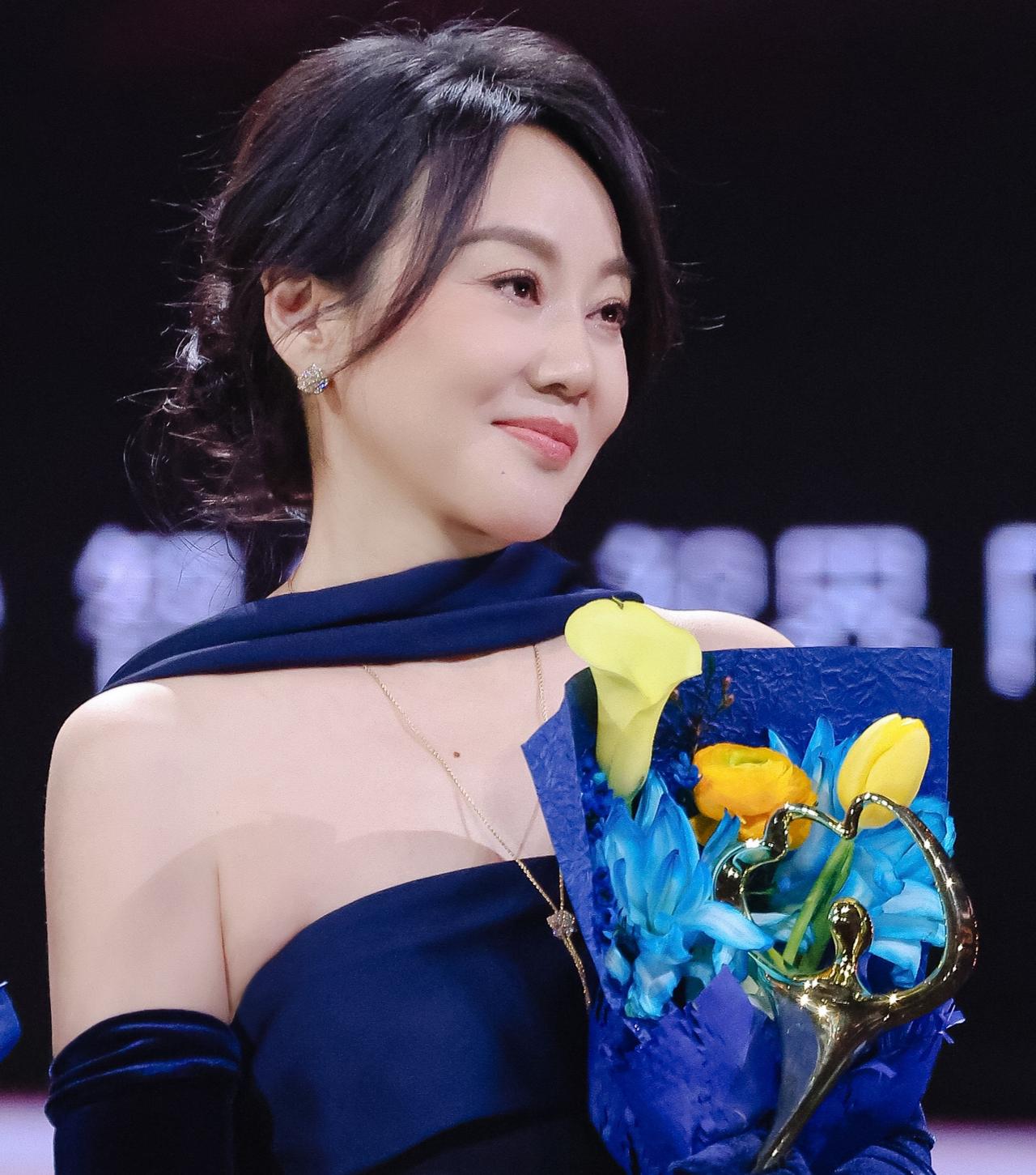 闫妮的穿搭妆，太有女人味了，努力打拼，满满的正能量，连女人看了都羡慕嫉妒爱……