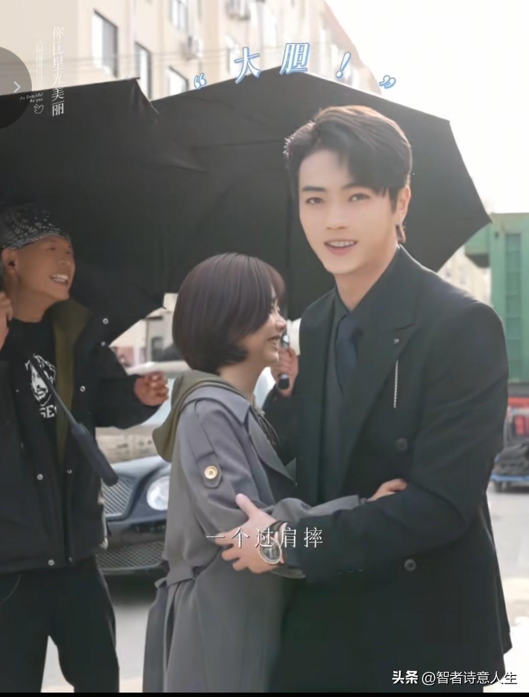 宣传现场求婚戏也太会拍了！谭松韵许凯二搭，这个蹲下的瞬间自然又甜蜜，比好多剧本都