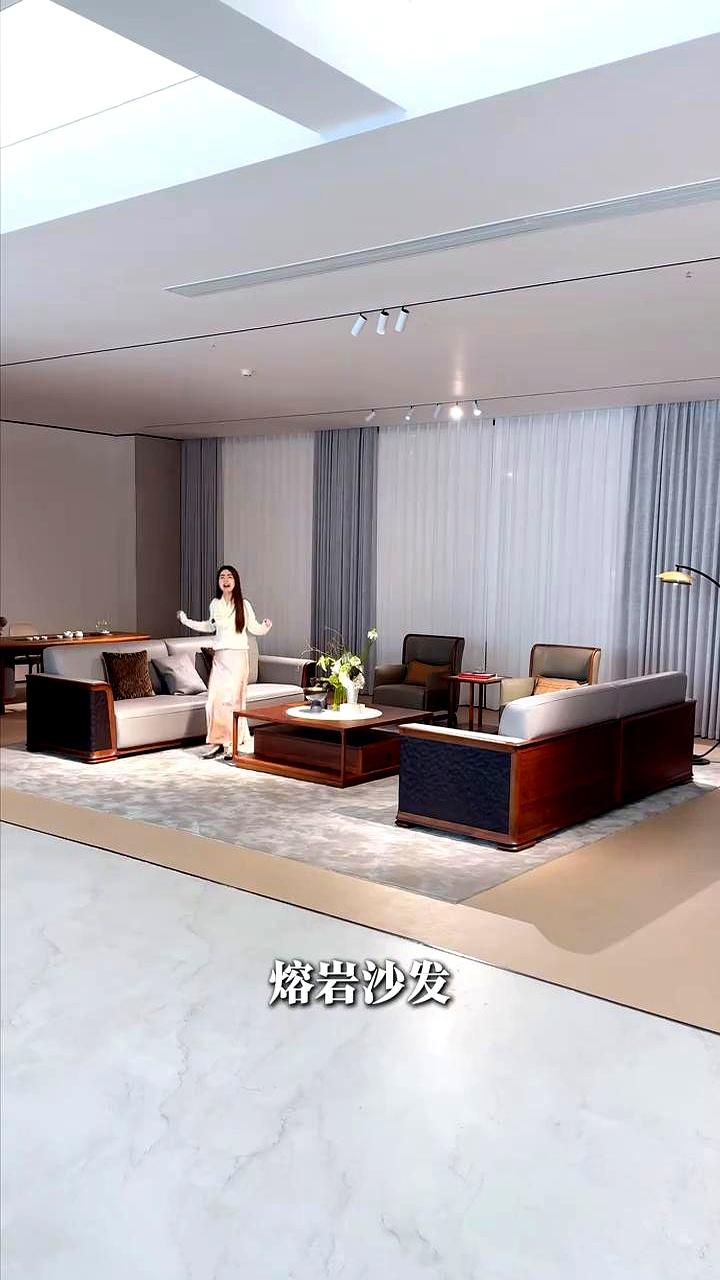 今天带你看看2025年爆火的十款沙发。
 

我看着这些名字，感觉它们都从图纸上