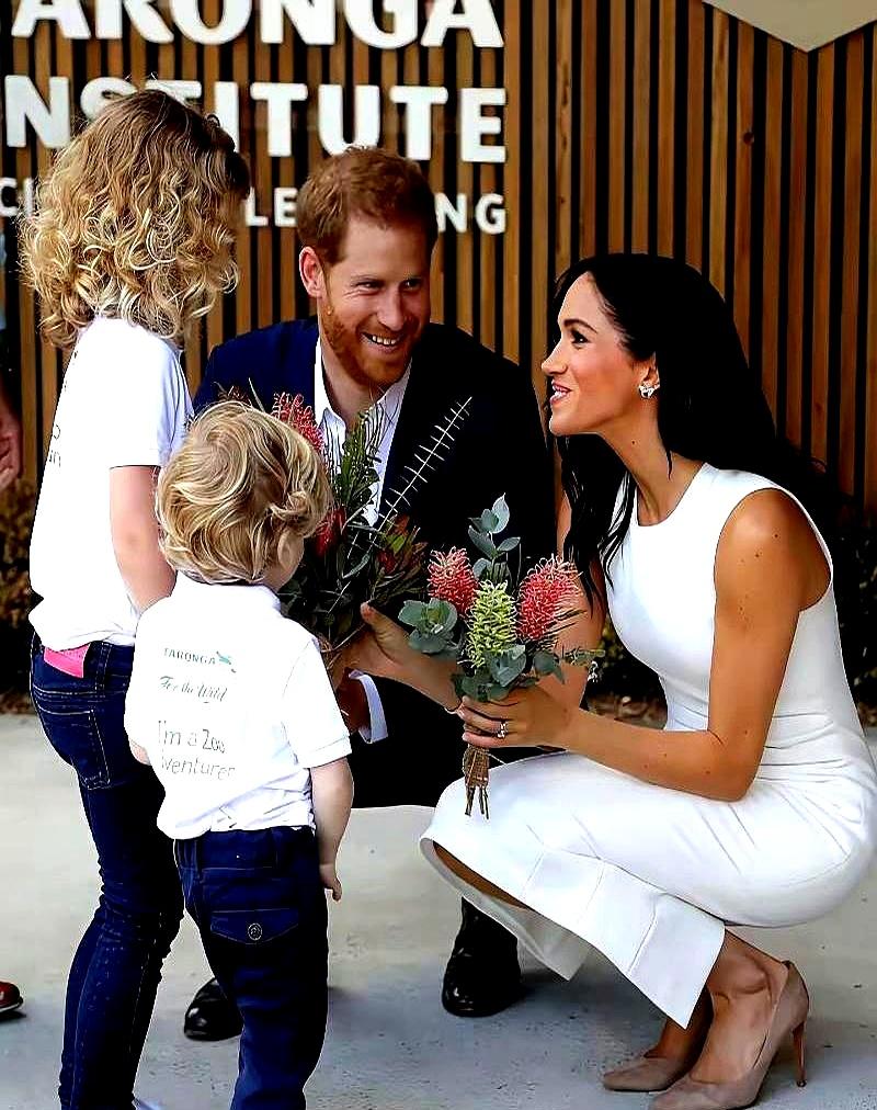 最容易被误判的，不是土，而是“不按制服穿”。
当年很多人断言：离开王室造型团队