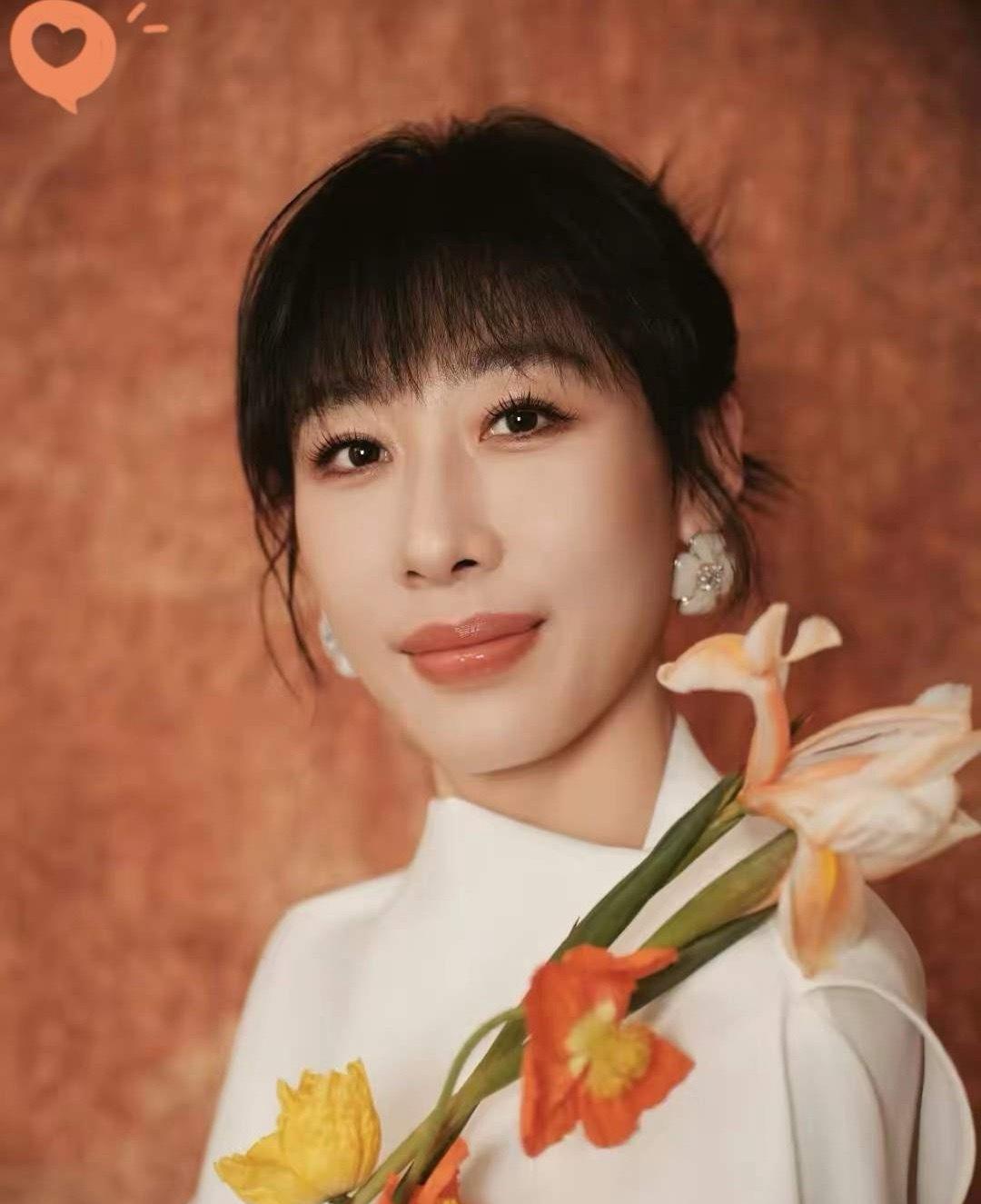 哎哟昨晚看电视可真有意思！东方卫视跨年，任素汐正唱歌呢，话筒突然没声儿了！给我急