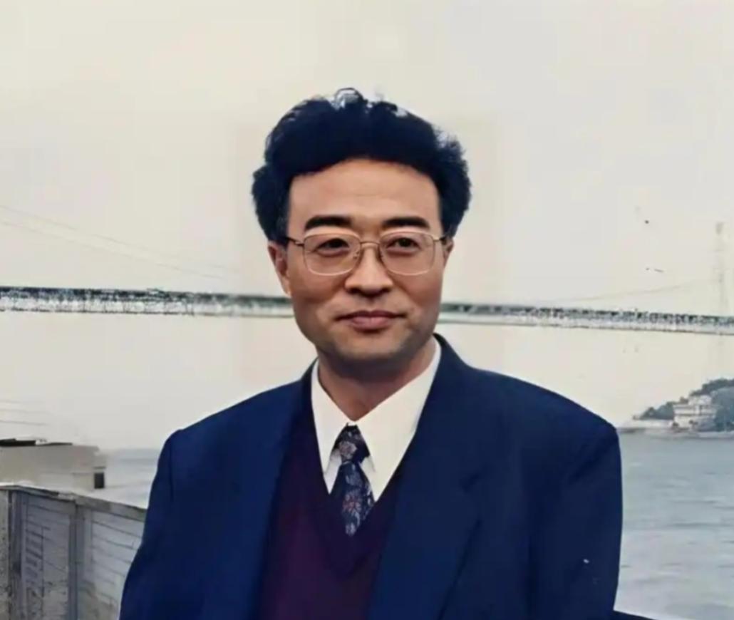 他名叫刘铁骑，是大贪官刘青山的儿子，父亲在1952年被枪毙的时候，刘铁骑才6岁，