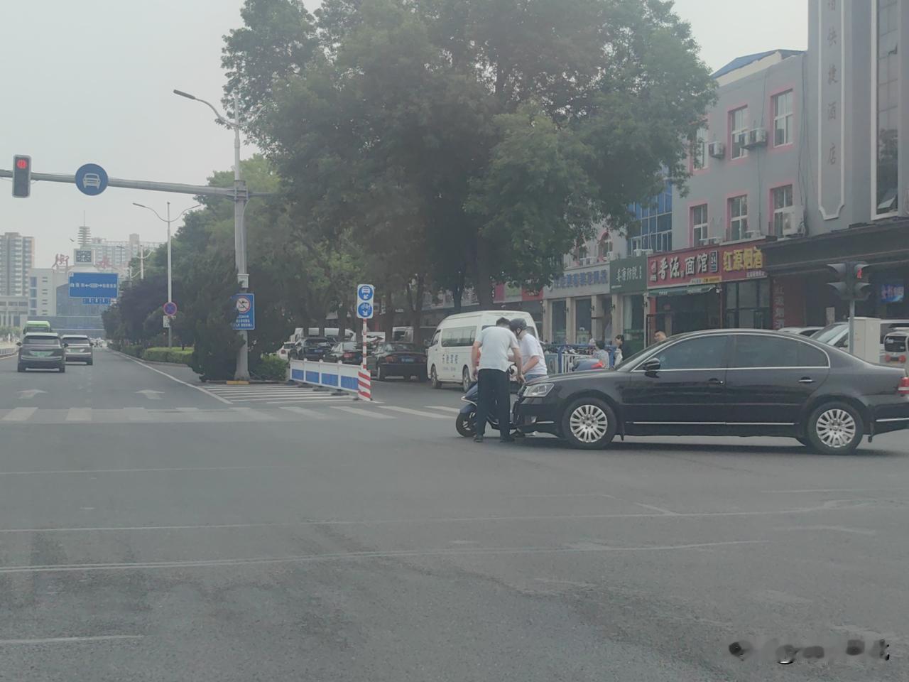 【衡水和平路与中心大街路口发生车辆刮蹭事故】6月18日早八点多，衡水和平路与中心