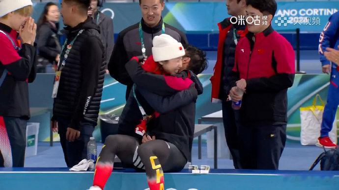 宁忠岩李琰拥抱  宁忠岩赛后与李琰拥抱！恭喜中国速度滑冰队！宁忠岩冬奥金牌 中国