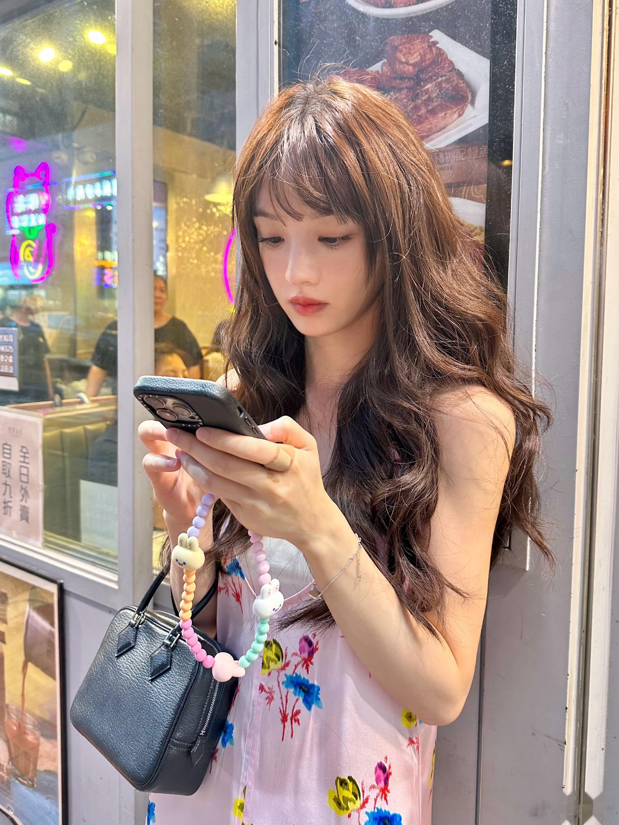 #田曦薇棕色棒球帽##田曦薇的手机链#好美 ​​​