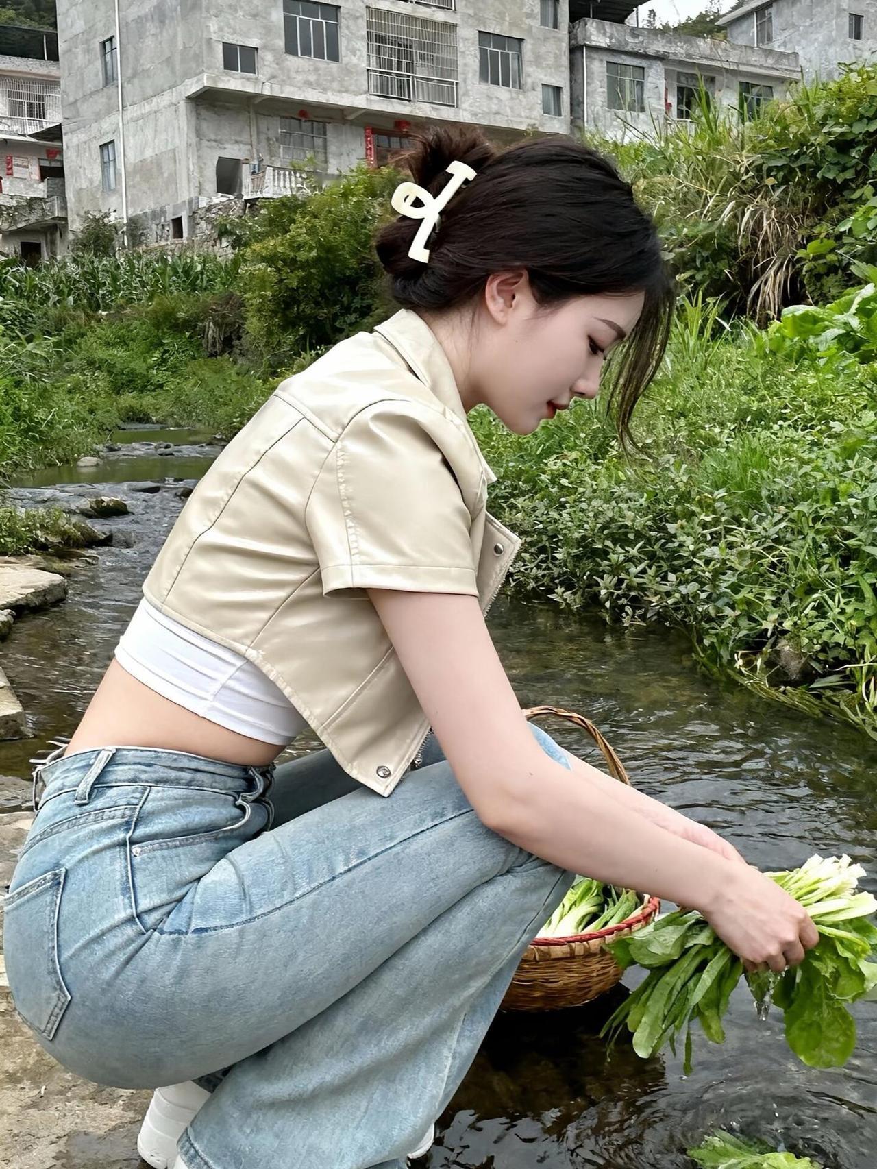 总以为诗意的烟火是“采菊东篱下”，是“明月松间照”。

直到蹲在溪边，指尖拨开清