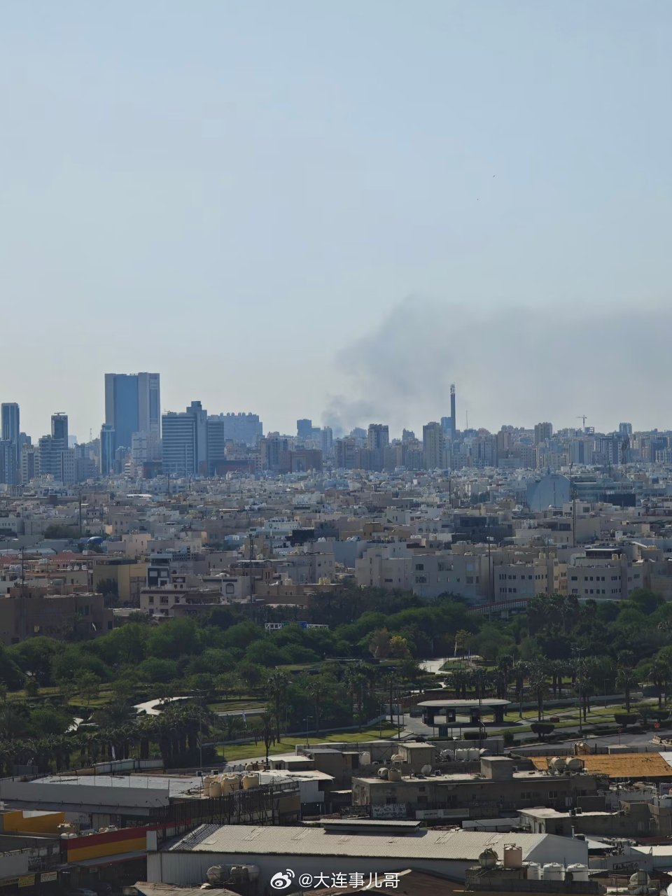 美国驻科威特大使馆被炸 科威特民众拍到美国驻科威特大使馆被炸，拍摄者说: 第二张