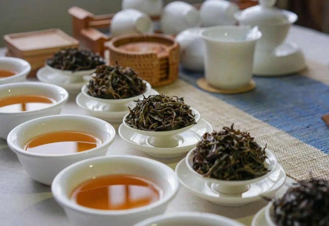 【人生需要留白，留三分与他人设想，留三分与自己品尝，就像手中杯茶，不太满，不太烫