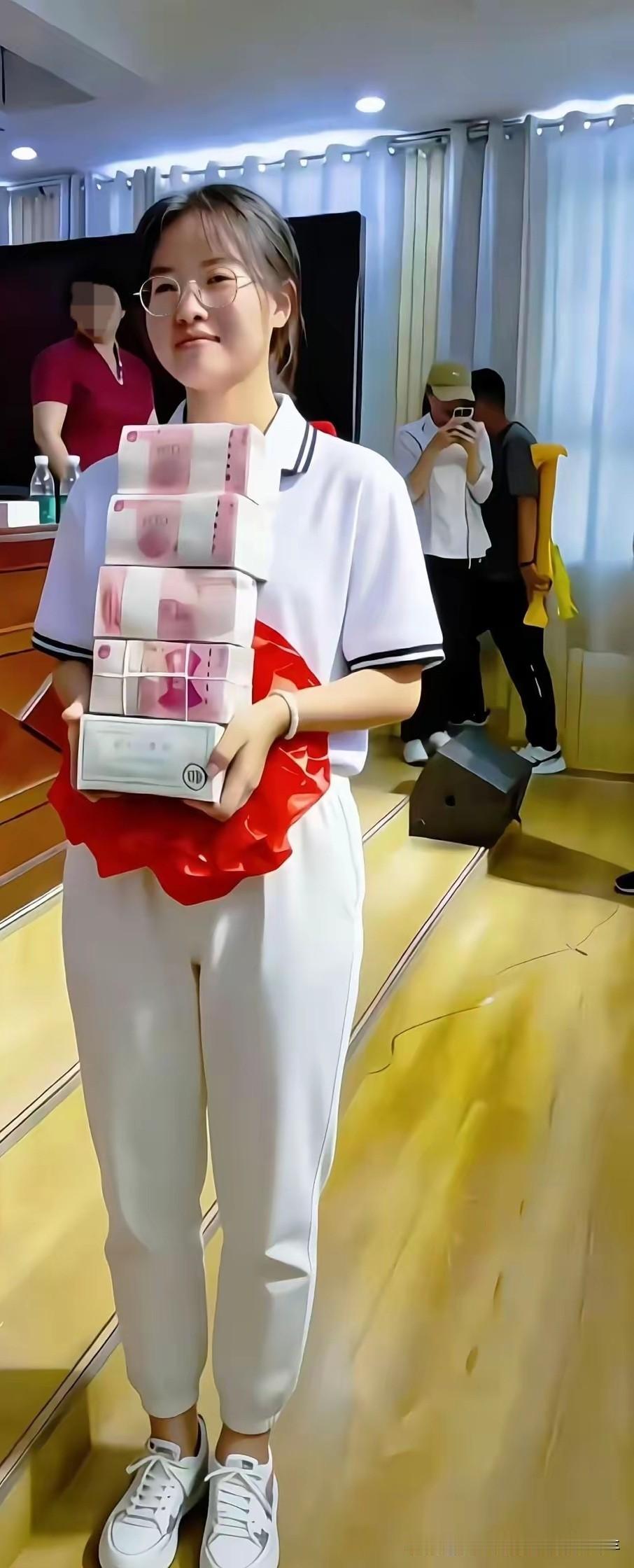 刚刚看到一个图文，真心祝福她，衷心地祝福她 ！！

二零二六年六月高考中，这位睿