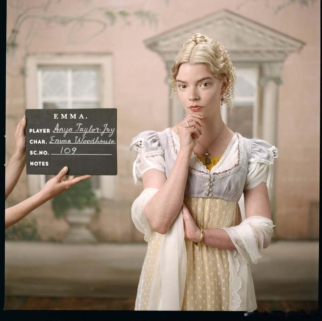 安雅·泰勒-乔伊在2020年的电影《爱玛》中的片场照 