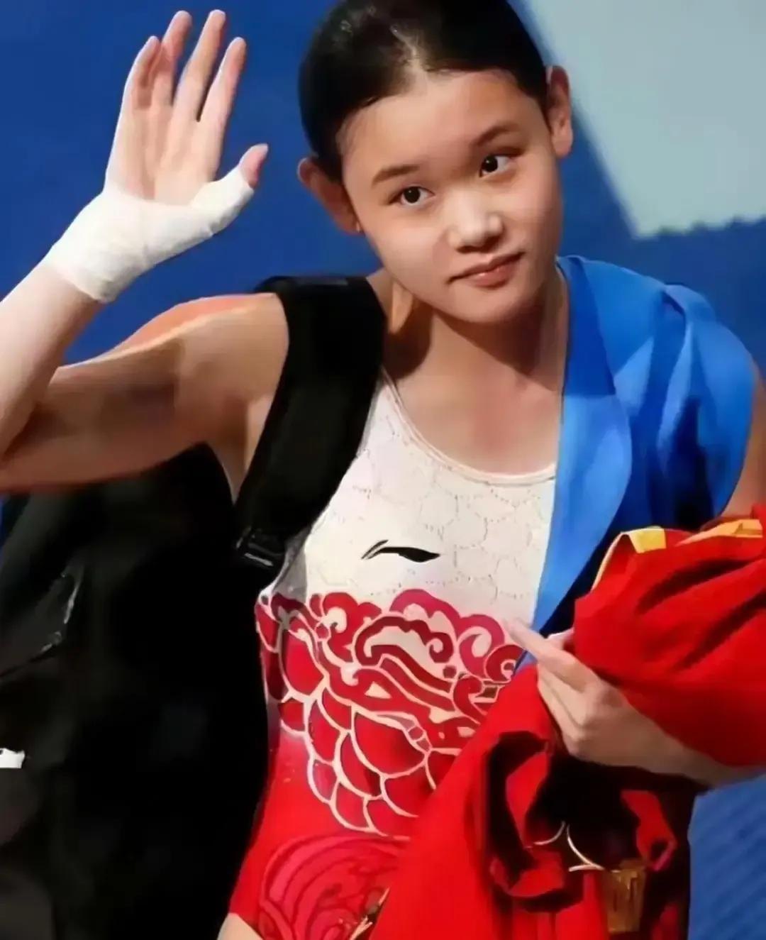 张家齐才21岁就退役，刷到消息我愣了半天。
东京奥运她搭档陈芋汐拿金牌的画面还像