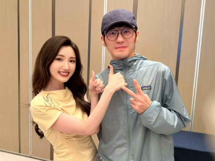 毛晓彤晒与白宇合照白宇毛晓彤大哥三妹合照 毛晓彤晒与白宇合照，乔家的儿女，大哥和
