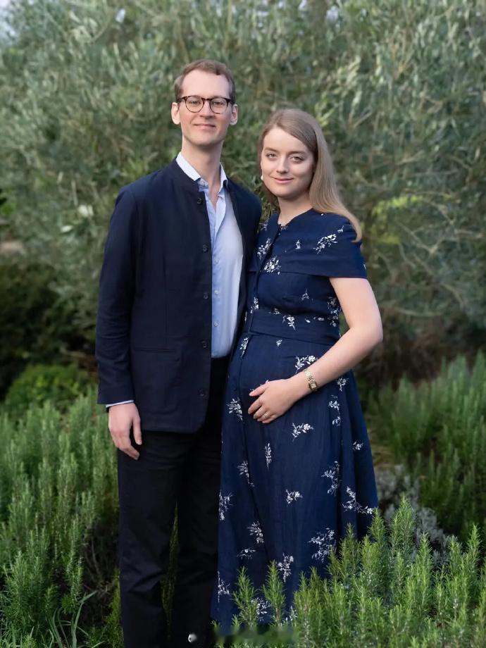 1月19日，英国肯特亚历珊德拉公主的孙女芙洛拉通过社交媒体宣布怀孕。她生于94年