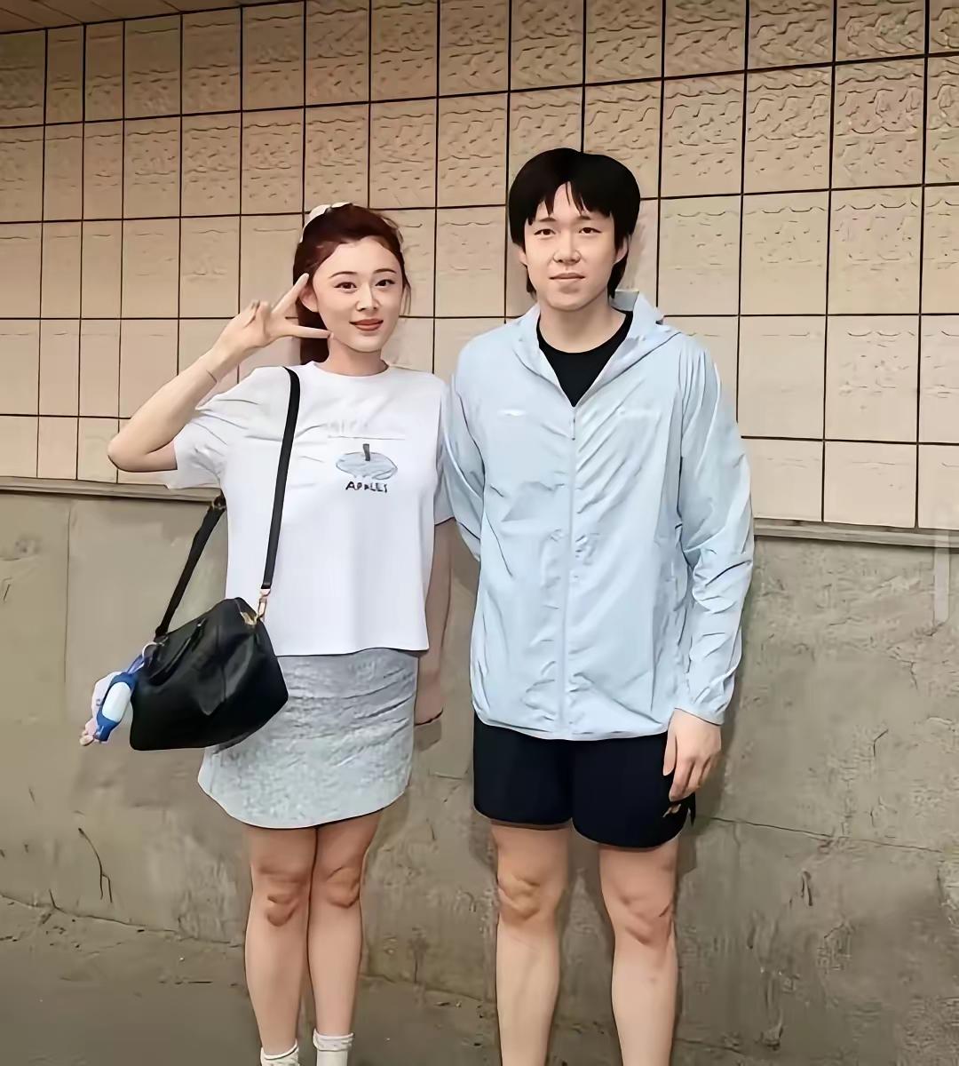 王楚钦和师母合影，从手的姿态看品格！
师母像个“小迷妹”，但王楚钦站得笔挺，积极