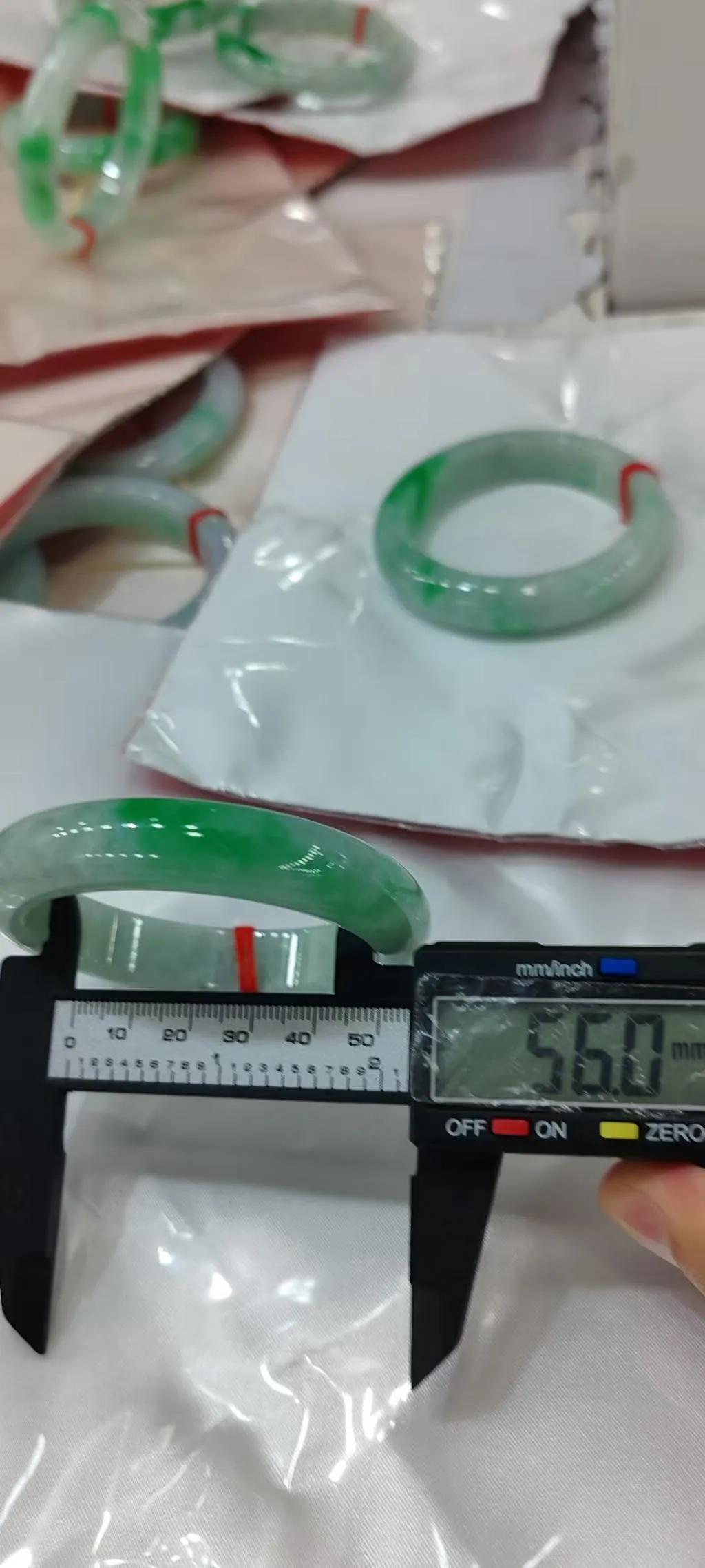 能！ 这个预算蹲老油青，那还挺真香的——水头一透，底色略有不均，戴久了像把一汪深