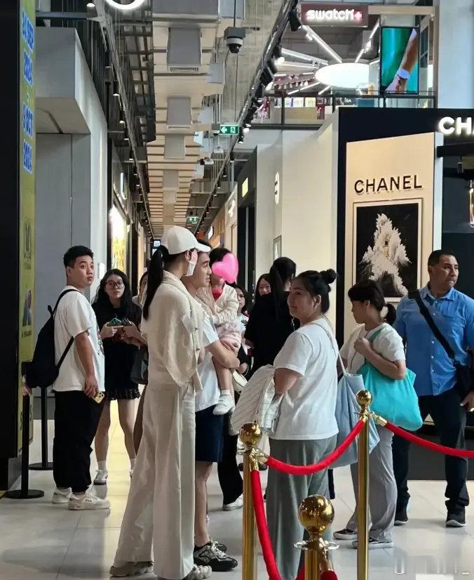 网友在泰国曼谷偶遇到奚梦瑶icon何猷君icon逛商场，奚梦瑶又高又瘦又年轻超时
