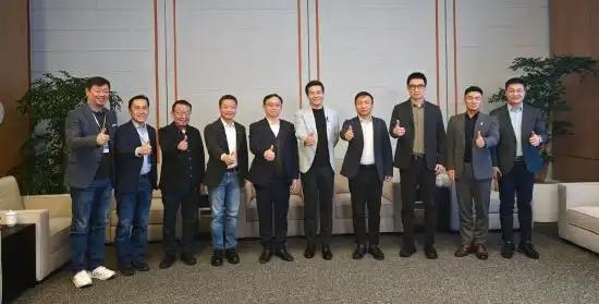 连行业最大的大佬王传福都请来了，雷军在汽车圈的地位明显发生了变化。

新一代小米