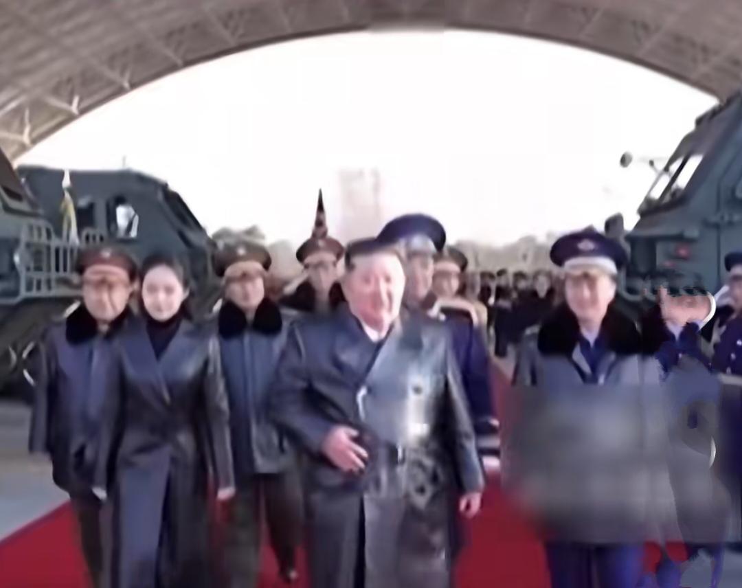 金正恩女儿再次公开露面
她一身黑色皮衣，散发不同寻常的气场
近日金正恩出席一场盛