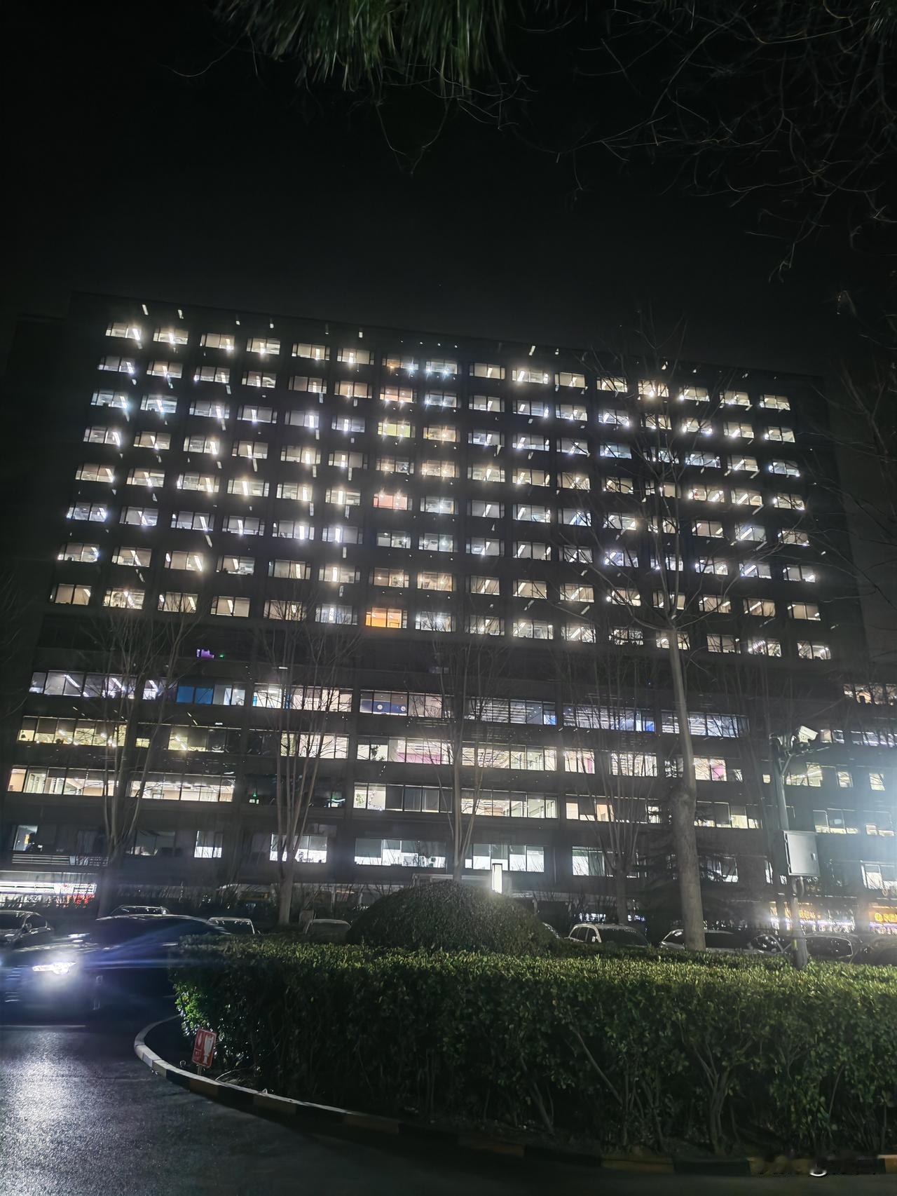 都说互联网大厂福利好，但互联网的孩子们真的很拼啊！工资高都是他们该得的，这个点了