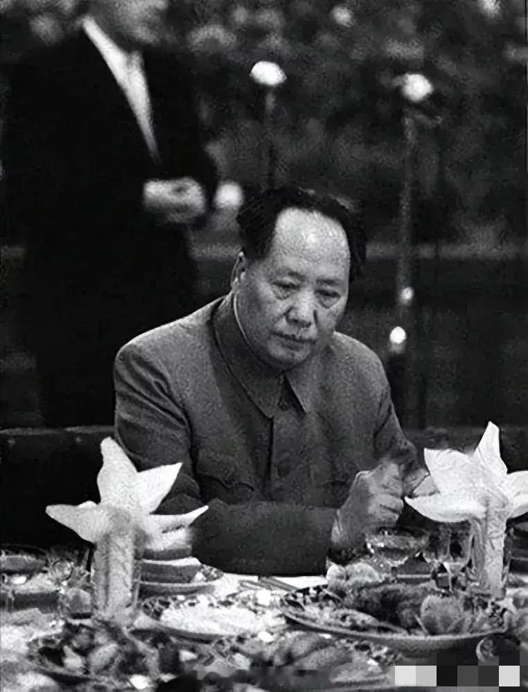 看到毛主席这张照片我内心也是久久的不能平静，主席看到满桌佳肴，心里却想着全国还有
