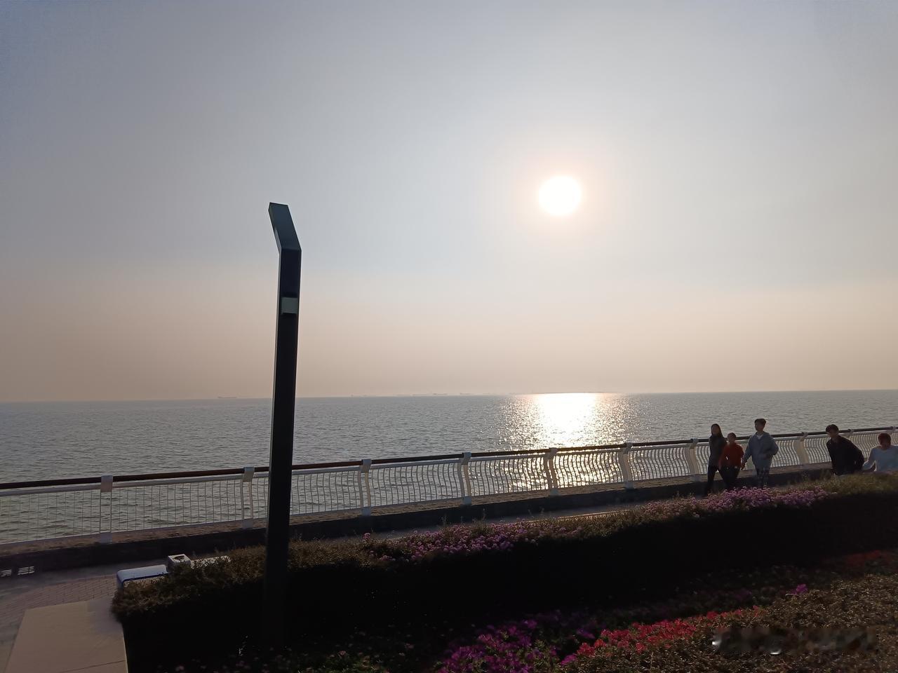 东莞究竟算不算沿海城市，一直存在争论。

有人认为，东莞地处广东省南部，位于珠江