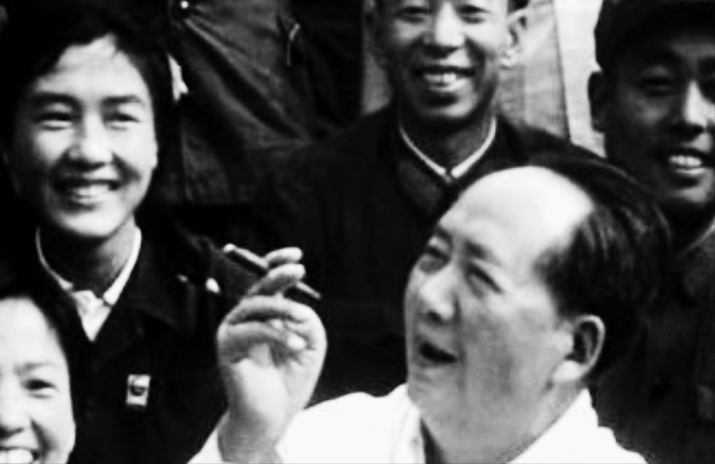 毛主席晚年的时候患上了肺病，医生劝他戒烟，但毛主席始终没有戒


毛主席确实烟瘾